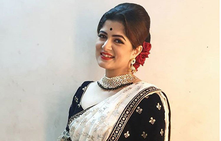 সিনেমা জগতের মানুষ না হলেও এন্টারটেইনমেন্ট ইন্ডাস্ট্রির সঙ্গে রোশনের সম্পর্ক রয়েছে বললে ভুল হবে না। মাঝে মধ্যে তারকাদের সঙ্গেও ইনস্টাগ্রামে ছবি শেয়ার করতে দেখা যায় রোশন সিংকে। কখনও মাধুরী দীক্ষিত, কখনও আবার র‌্যাপার বাদশার সঙ্গে ছবি পোস্ট করেন এই কেবিন ক্রু। তাই নায়িকার পেশা নিয়েও কোনও সমস্যা নেই রোশনের।