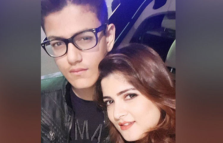 এর আগে দু’বার বিবাহবিচ্ছেদ হয়েছে শ্রাবন্তীর। পরিচালক রাজীব বিশ্বাসের সঙ্গে তার প্রথম বিয়ে হয় ২০০৩ সালে। পরবর্তীতে বিচ্ছেদ হয় তাদের। রাজীব-শ্রাবন্তীর ছেলেও রয়েছে, ঝিনুক। তবে মায়ের সঙ্গেই থাকে ছেলে। ছেলের মতেই রোশনকে পছন্দ করেছেন শ্রাবন্তী।