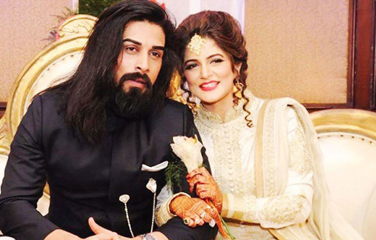 রাজীবের সঙ্গে বিচ্ছেদের পরে শ্রাবন্তীর সম্পর্ক হয় মডেল কৃষ্ণ ব্রজের সঙ্গে। মহাসমারোহে বিয়েও করেন তারা।