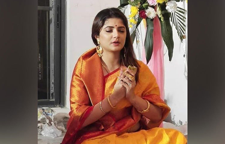 গত জানুয়ারিতে কৃষ্ণের সঙ্গে বিচ্ছেদ চূড়ান্ত হয়ে যায় শ্রাবন্তীর। এরপরই নতুন সম্পর্কের দিকে এগিয়েছেন নায়িকা। পুজো করার একটি ছবি পোস্ট করে নায়িকা লেখেন, ‘ফাইনালি ওয়াশিং অ্যাওয়ে অল মাই সিনস’।