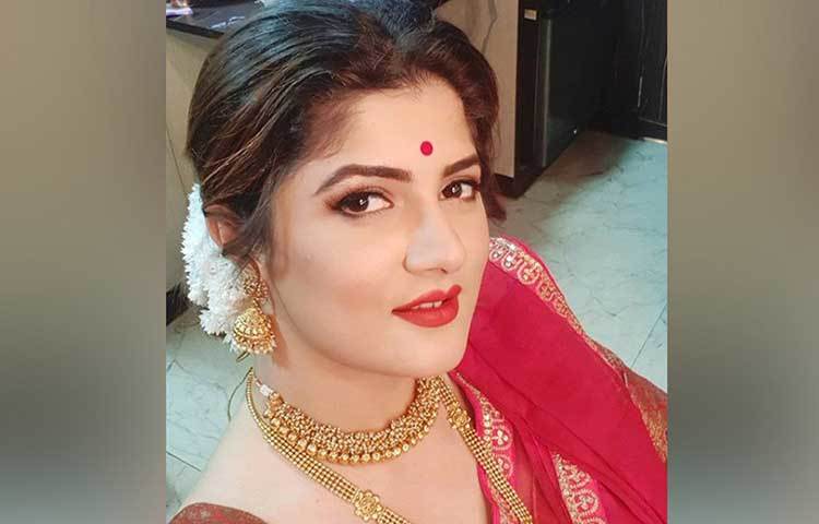 সোমবার রোশনের সঙ্গেই এনগেজমেন্ট হয়েছে তপসিয়ারই একটি বিলাসবহুল রেস্তরাঁয়। সেখানে রুপালি রঙের ওয়েস্টার্ন গাউনে সেজেছিলেন শ্রাবন্তী। আর রোশনের পরনে ছিল ব্লেজার-সুট। তবে দীপিকা পাড়ুকোন-রণবীর সিংহের লেক কোমোর বিয়ের মতো এখানেও অনুষ্ঠানে নিমন্ত্রিত কারও সঙ্গে ফোন রাখার অনুমতি ছিল না। মেনুতে ছিল কন্টিনেন্টাল ও ভারতীয় খাবার।