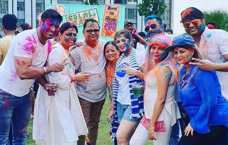 রোশনের আদি বাড়ি চণ্ডীগড়েই বিয়ে করতে চলেছেন শ্রাবন্তী ও রোশন। দোলেও দুই পরিবারের সদস্যরা এক সঙ্গে মজা করেছেন। টলিগঞ্জের সূত্রমতে, তারা বিয়ে করে কলকাতায় ফিরছেন আগামী সপ্তাহের মধ্যেই। কিন্তু প্রেমের সূত্রপাত কীভাবে?