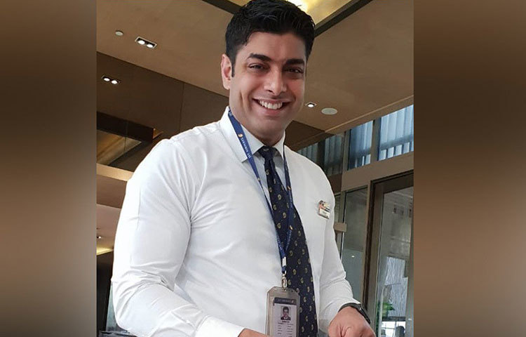 টলিউডে গুঞ্জন, শ্রাবন্তীর ভগ্নিপতির পরিচিত রোশন। তার মাধ্যমেই যুগলের আলাপ মাস চারেক আগে। সোশ্যাল মিডিয়ায় শ্রাবন্তীর প্রায় সব ছবিতেই লাইক দিতে দেখা যায় রোশনকে। আবার ইনস্টাগ্রামে রোশনের ছবিতেও ‘লভ’ সাইন দেন শ্রাবন্তী।