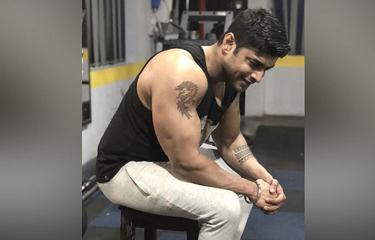 বরাবরই এই রোশনের ঝোঁক বডি বিল্ডিংয়ের দিকে। জিমে ওয়ার্ক আউট করার ছবিও মাঝে মধ্যেই পোস্ট করে থাকেন রোশন সিং।