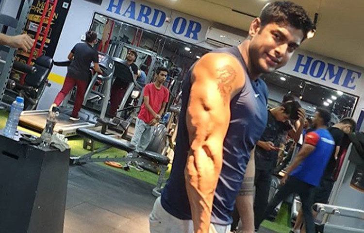 প্রথমে বন্ধুত্ব থাকলেও পরে তা সিরিয়াস সম্পর্কে পরিণত হওয়ায় বিয়ের সিদ্ধান্ত, টলিউডে শোনা যাচ্ছে এমনটাই। রোশন নাকি অত্যন্ত ভালো মানুষ, বেড়াতে ভালোবাসেন আর পরিবারের সঙ্গেই থাকতে চান। তাই শ্রাবন্তী তাকে পছন্দ করেছেন।