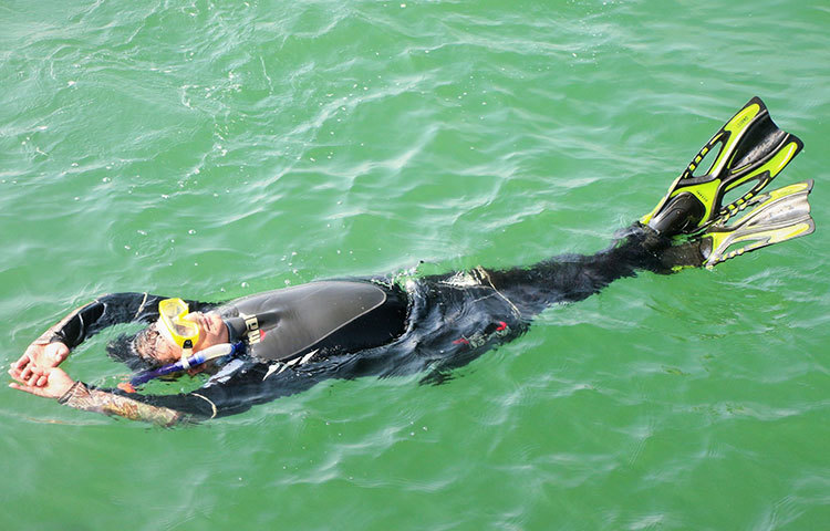 বঙ্গোপসাগরেই তিনি দেখা পেয়েছিলেন লায়ন ফিশের। বিষাক্ত কাঁটাওয়ালা এ মাছের কাঁটা গায়ে লাগলেই সর্বনাশ। শুধু লায়ন ফিশের ছবিই নয়, সি আর্চিন, স্টিংরে, স্করপিয়ন ফিশের মতো বেশ কিছু মাছ ও প্রাণীর দুর্লভ ছবি তুলেছেন বিভিন্ন সময়।