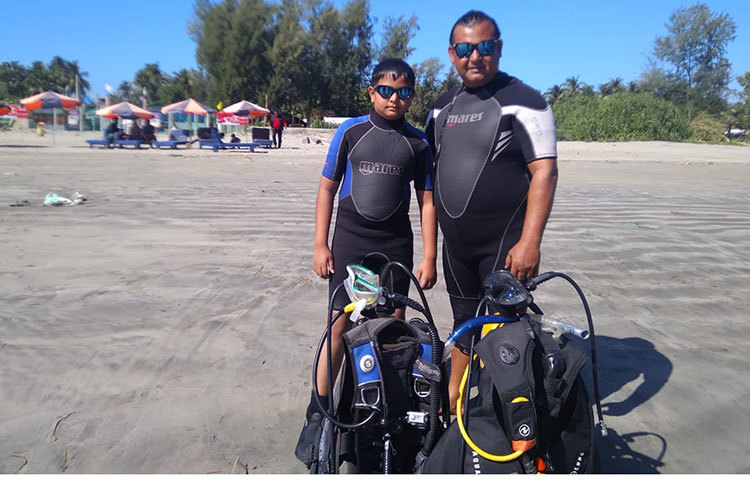 তিনি নরসিংদী জেলার রায়পুর উপজেলার দরি হাইর মারা গ্রামের গোলাম সারওয়ারের ছেলে। চার ভাই ও এক বোনের মধ্যে তিনি সবার বড়।