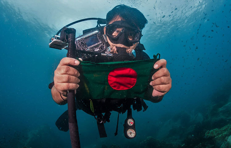 শরীফ থাইল্যান্ডে গিয়ে নিয়েছেন উচ্চতর প্রশিক্ষণ। পেয়েছেন স্কুবা ডাইভিংয়ের আন্তর্জাতিক সনদ। নিজে লাভবান না হলেও দু’হাতে দেশকে দিয়ে যাচ্ছেন।
