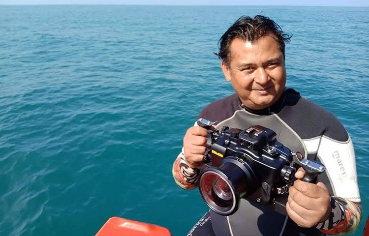 সেই সাথে তুলে এনেছেন সাগরের নানা জীববৈচিত্রের দুর্লভ ছবি। গবেষণা জাহাজ ‘মীন সন্ধানী’তে করে বঙ্গোপসাগরের তিমি আর হাঙ্গরের আস্তানা ‘সোয়াস অব নো গ্রাউন্ডে’ স্কুবা ডাইভিং, আন্ডারওয়াটার ফটোগ্রাফি ও ভিডিওগ্রাফি করার অভিজ্ঞতা রয়েছে তার।