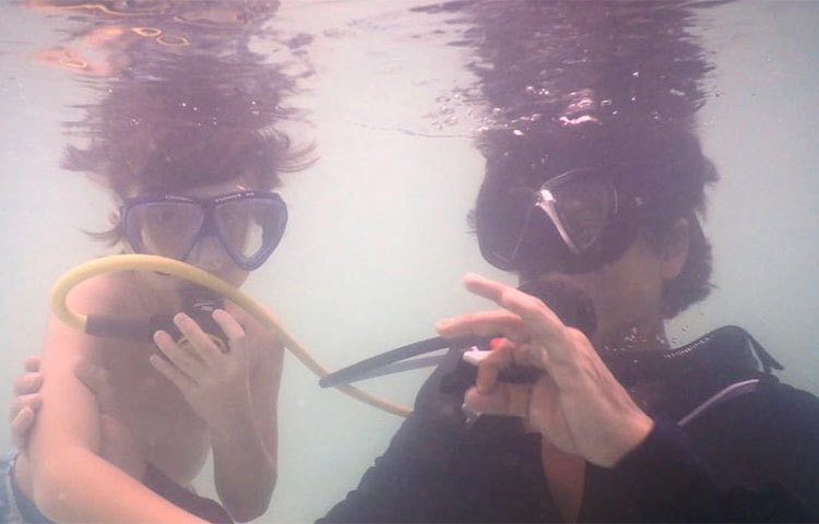 ছোট্ট আব্রামের সঙ্গে স্কুবা ডাইভিং করতেও দেখা গেল তাকে।