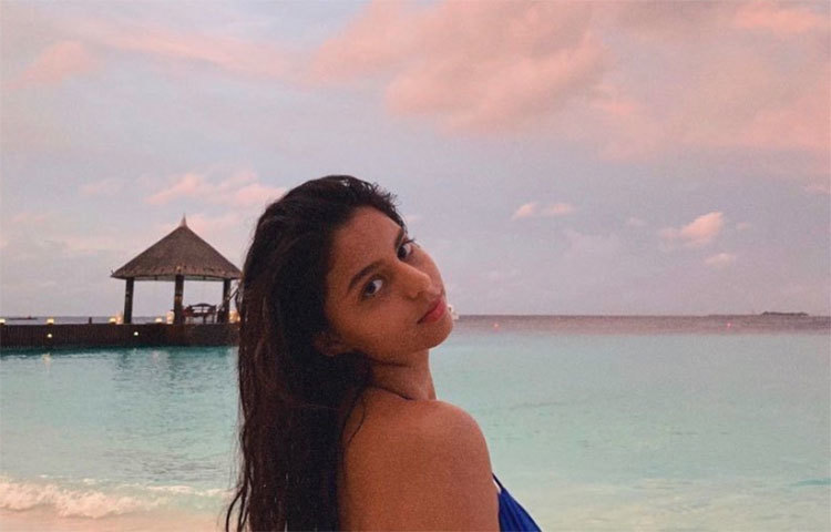 ক্যামেরার জন্য পোজ দিতে দেখা গেল সুহানাকে।