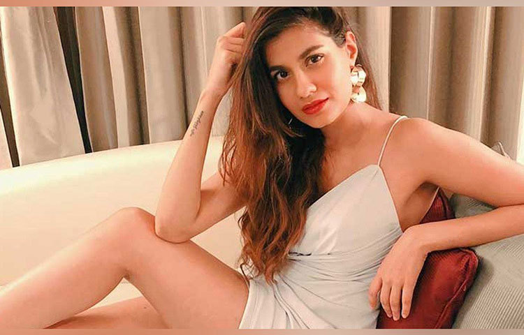 নতুন এই নায়িকা নাকি অনেক কাজ নিয়ে ব্যস্ত। তিনি একাধারে বাণিজ্যিক, অন্য দিকে সমান্তরাল ছবি দুই জগতেই তিনি বহুদিন টিকে থাকতেই এসেছেন বলা হচ্ছে এমনটাই।