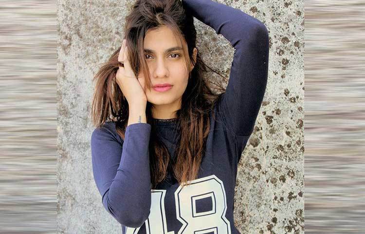 বর্তমানে দিল্লিতে থাকে শ্রেয়ার পরিবার। আরবি ভাষায় উৎসাহ রয়েছে তার। হাতে রয়েছে সেই ভাষারই ট্যাটু। কী লেখা রয়েছে তাতে? বলতে চান না নায়িকা।