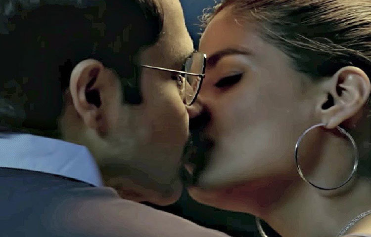 ইমরান হাশমির সঙ্গে ‘হোয়াই চিট ইন্ডিয়া’ ছবিতে তার চুমুর দৃশ্য নিয়ে বিতর্কও হয়েছিল। কিন্তু চরিত্রের প্রয়োজনে ঘনিষ্ঠ দৃশ্যে অভিনয় করতে আপত্তি নেই, জানান নায়িকা।