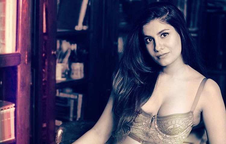 পড়াশোনায় বরবারই মেধাবী ছিলেন, সেখান থেকেই আচমকা যে বিনোদন জগতে প্রবেশ করবেন এমনটা কেউ ভাবেননি।