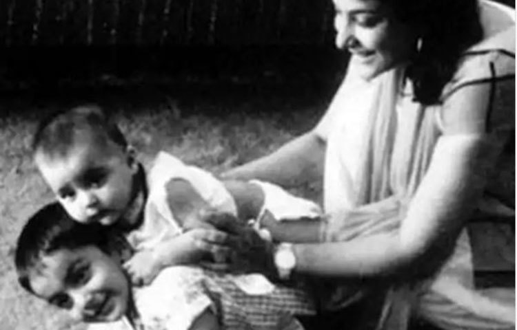 মা নার্গিসের সঙ্গে ছোট্ট সঞ্জু।