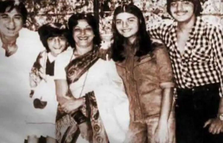 মা ও অন্যান্যদের সঙ্গে সঞ্জয় দত্ত।