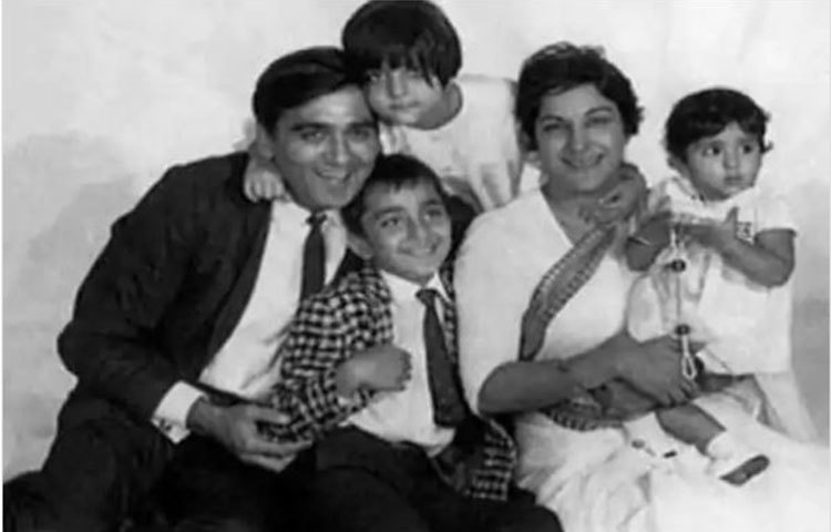 বাবা-মা ও দুই বোনের সঙ্গে সঞ্জয় দত্ত।