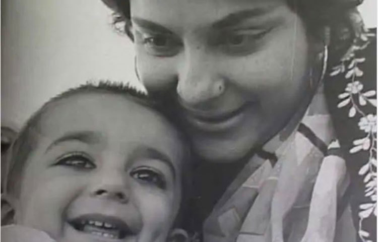 মায়ের সঙ্গে সঞ্জুবাবা।