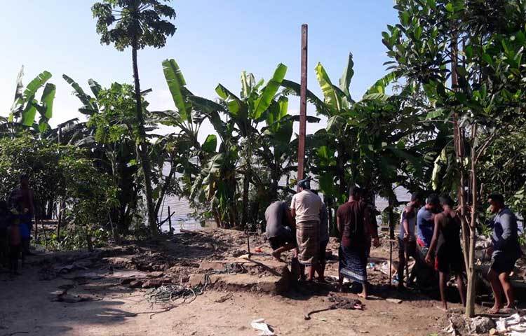 গত ছয়দিনের ব্যবধানে পদ্মা নদীর ভাঙনে উকিল উদ্দিন মুন্সীরকান্দি গ্রামের ভাঙনে বিলীন হয়েছে পদ্মাপাড়ের ১৫ বিঘা ফসলি জমি। ভিটেমাটি ছেড়ে নিরাপদ স্থানে সরে গেছে ৯টি পরিবার। মো. ছগির হোসেন