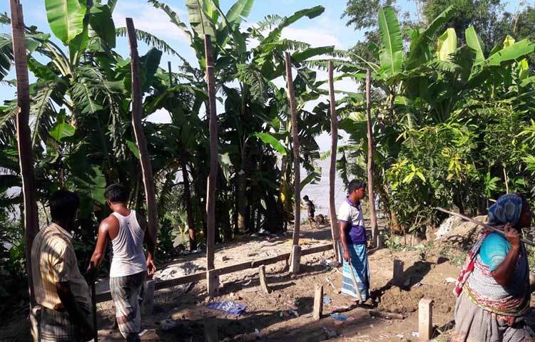 গত বারো বছরে নদীভাঙনের কবলে পড়ে এসব এলাকার কয়েক হাজার পরিবার নিঃস্ব হয়েছে। কিন্ত এ বছরও এসব এলাকায় দেখা দিয়েছে ভাঙন। গত ছয় দিনে বাড়িঘর সরিয়ে নিয়ে গেছে গ্রামটির সিরাজুল বেপারী, ইদ্রিস বেপারী, মজিবর ছৈয়াল, আবু কালাম মৃধা, সজল তালুকদার, শাহজাহান খা, রুবেল বেপারী, নুরু বেপারী ও কালাম বেপারী।