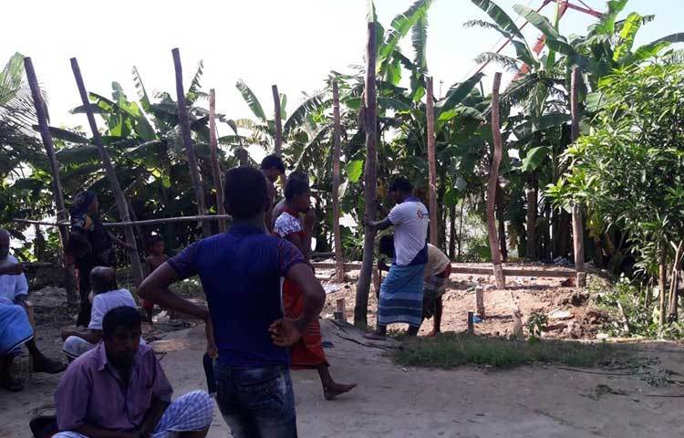 ভুক্তভোগী ব্যক্তিরা জানান, পদ্মা নদীতে তীব্র স্লোত থাকায় নদীতে সৃষ্টি হচ্ছে বড় বড় ঢেউ। ঢেউয়ের আঘাতে ভাঙছে জাজিরা উকিল উদ্দিন মুন্সীরকান্দি এলাকার পদ্মার পাড়। গত ছয় দিনে পদ্মা পাড়ের ফসলি জমি ও গাছপালা ভাঙনের কবলে পড়ে বিলীন হয়েছে। মো. ছগির হোসেন