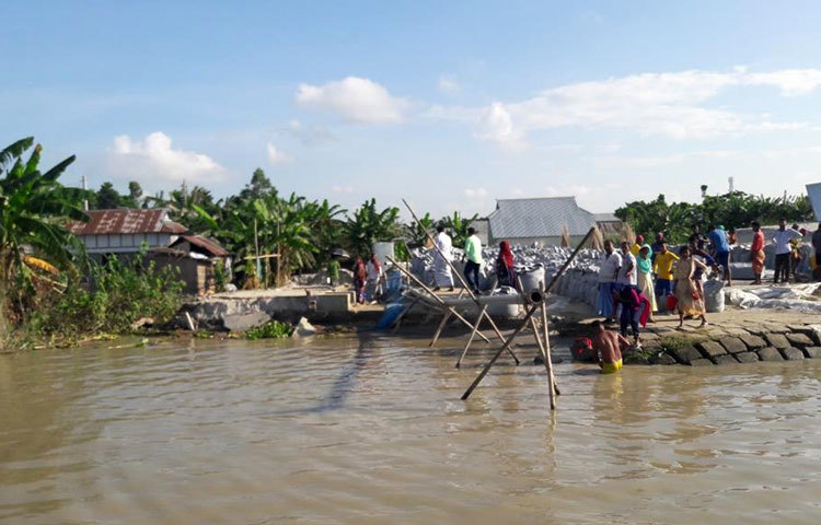 দেখে বোঝা যাচ্ছে, কয়েক দিন আগেও এখানে ছিল বসতবাড়ি। হয়তো নদী ভাঙনের কবল থেকে রক্ষা পেতে পরিবারগুলো অন্যত্র গেছে। আর এ ভাবনাকে সত্য বলে জানালেন স্থানীয় কয়েকজন। ইতিমধ্যে পানি উন্নয়ন বোর্ড ভাঙন কবলিত এলাকায় জিও ব্যাগ ফেলছে। মো. ছগির হোসেন