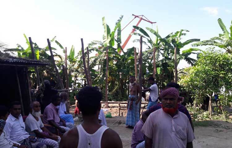 আতঙ্কে স্থানীয় নয়টি পরিবার অন্যত্র চলে গেছে। নদীর পাড় থেকে প্রায় ১০০ গজ ভেতরের দিকে কয়েক দিন আগেও কয়েকটি বসতভিটা ছিল বলে তিনি জানান। মো. ছগির হোসেন