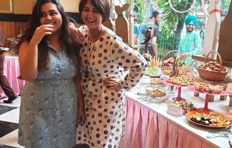 মেয়ের সঙ্গে উচ্ছ্বসিত স্বস্তিকা।