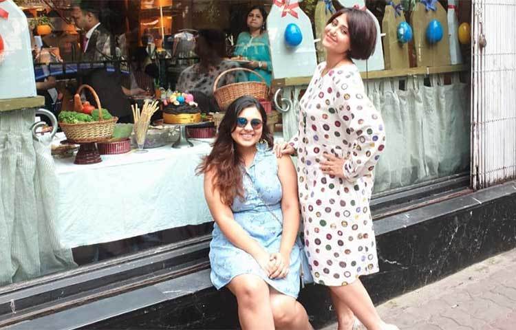 তবে কোথায় মেয়ের সঙ্গে ছুটি কাটাচ্ছেন স্বস্তিকা সে সম্পর্কে কিছু জানাননি।