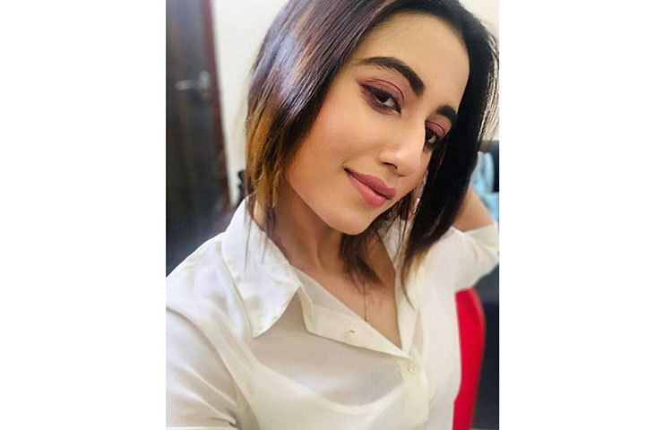 জোর করে বুকিং ক্যানসেল করে দেওয়া হয়। তারপর গন্তব্যে যাওয়ার বদলে গাড়ি ঘুরিয়ে উল্টোদিকে নিয়ে যায় চালক।