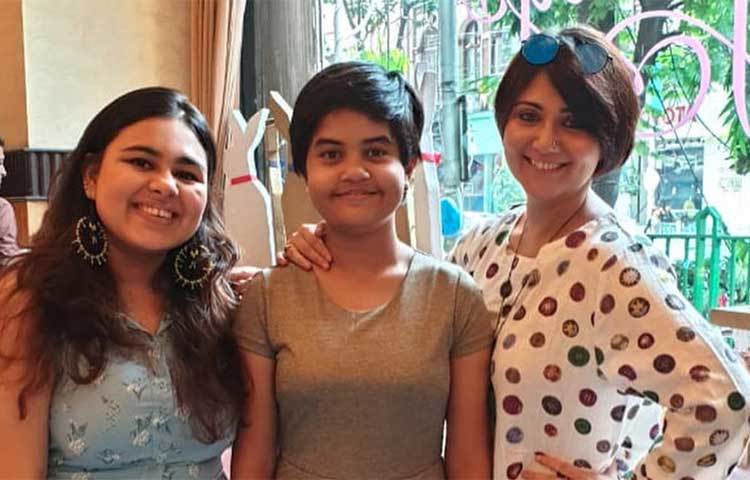 ভ্রমণের সময় ফটোসেশনে স্বস্তিকা।