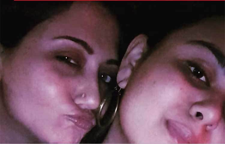 মেয়েকে আদর করছেন স্বস্তিকা।