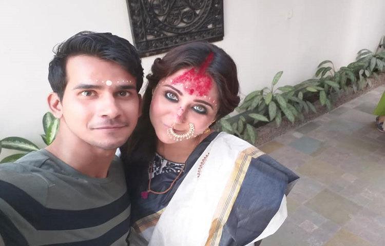 স্বস্তিকা একটি বিয়ের ছবি পোস্ট করেন। রোগা পাতলা দেখতে এক ছেলের সঙ্গে মালা পরে, মাথায় সিঁদুর দিয়ে দেখা গেল তাকে। তবে এটি নিছকই এক ফটোশুট।