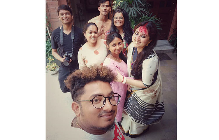 তবে কি আবার বিয়ে করলেন তিনি? সঙ্গে রয়েছেন আরও কিছু নতুন ছেলে মেয়ে। তাদের জড়িয়ে ধরে ছবি তুলেছেন তিনি। তবে এটি নিছকই এক ফটোশুট।