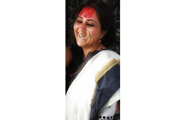 তবে কি এই বাড়িতেই বিয়ে হল স্বস্তিকার। তবে এ নিয়ে কিছু বলেননি তিনি। তবে এটি নিছকই এক ফটোশুট।