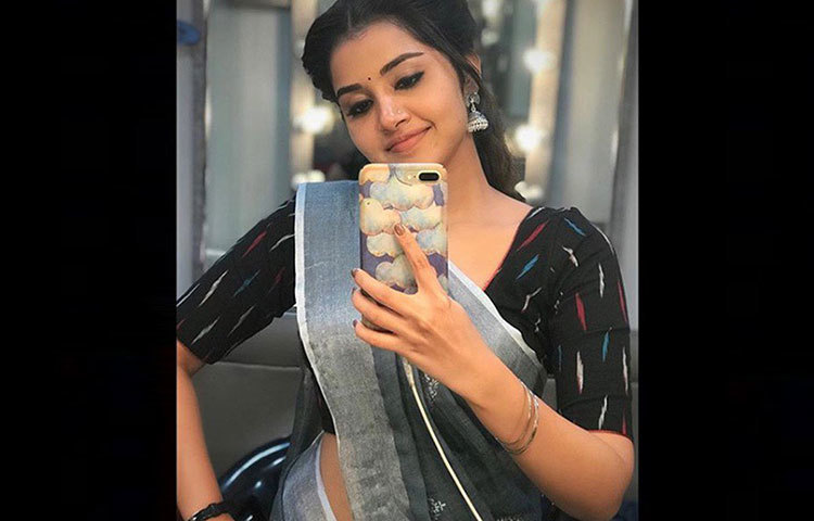 সোশাল মিডিয়ায় নাকি চুপিচুপি একে অপরের সব পোস্টেই তারা লাইক দিতেন। হঠাৎই তা নাকি এক বন্ধুর চোখে পড়ে যায়।