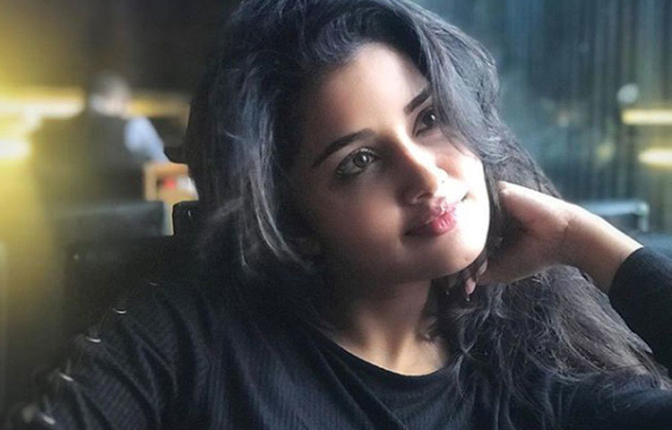 অনুপমা যদিও বলেছেন ভারতীয় এই ক্রিকেটার তার খুব ভালো বন্ধু। অন্য কোনো সম্পর্কের নাকি কোনো অবকাশ নেই। যদিও তাদের এক সঙ্গে ছবি কোথাও কখনো দেখা যায়নি।