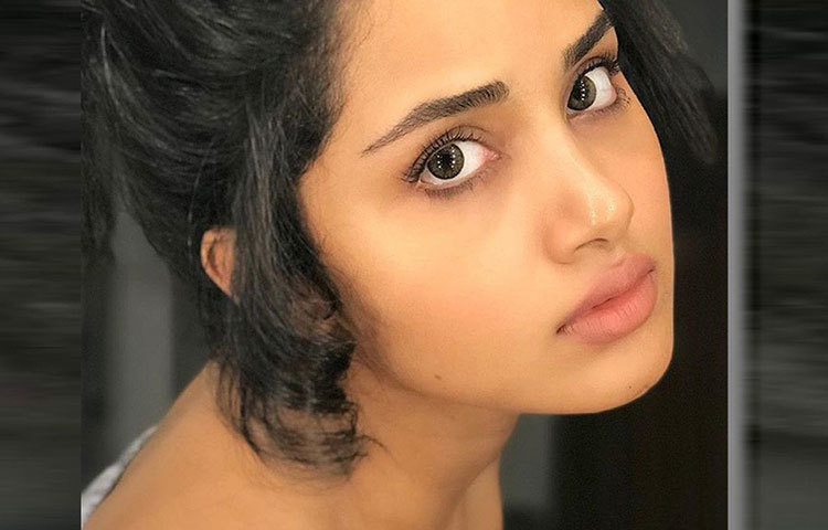 দক্ষিণ ভারতীয় এই নায়িকা ধনুষের সঙ্গে একটি ছবিতে কাজ করে জনপ্রিয় হয়েছেন।