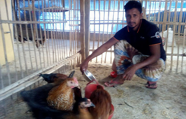 ভারতের মধ্য প্রদেশের ওষুধি গুণসম্পন্ন মুরগি হিসেবে পরিচিত ‘কাদাকনাথ’ এখন বাংলাদেশের সবচেয়ে দামি মুরগির তালিকায় স্থান পেয়েছে।