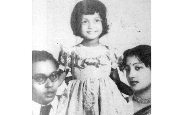 পারিবারিক ছবিতে সুচিত্রা সেন।