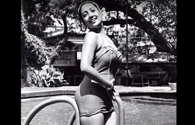 সুইমিংপুলে সুচিত্রা।