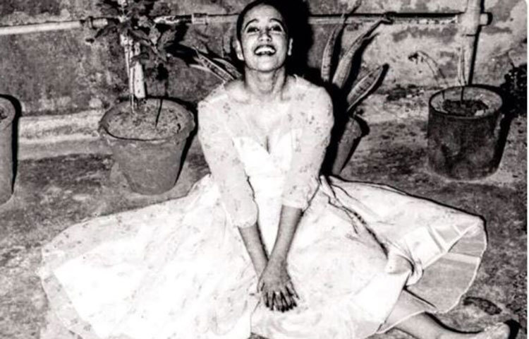 সুচিত্রা সেনের এই অদেখা ছবিটি শেয়ার করেছিলেন নাতনি রাইমা সেন নিজে।