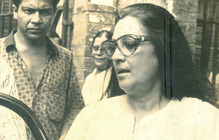 ভারতের কালীঘাটে পুজো দিতে যাওয়ার সময়।