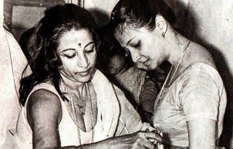 মুনমুনের বিয়ের দিন সকালে তাঁকে শাড়ি পরিয়ে দিচ্ছেন মহানায়িকা।