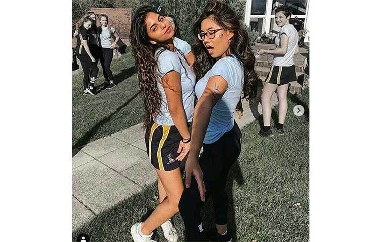 বান্ধবীর সাথে আনন্দঘন মুহূর্তে সুহানা।