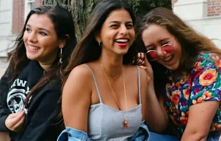 আড্ডায় মেতে আছেন সুহানা।