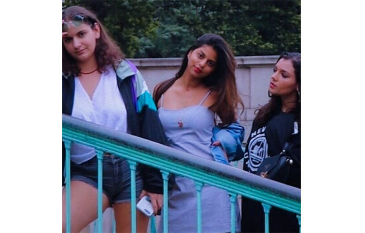 সুহানা আড্ডায় মেতে আছেন।