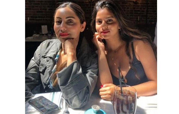 মায়ের সাথে ক্যামেরাবন্দি।