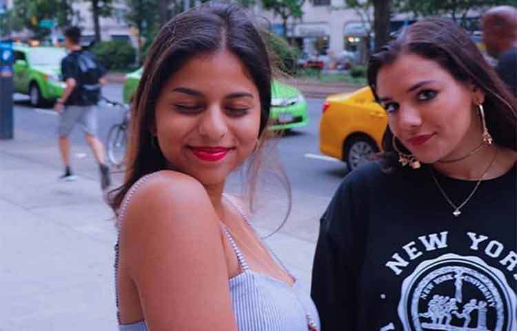 খোশ মেজাজে সুহানা।